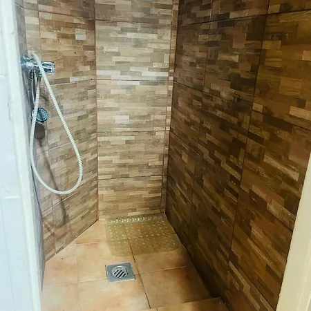 Ejjeli Majom Albergue *