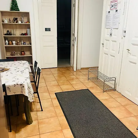 Ejjeli Majom * Budapeste