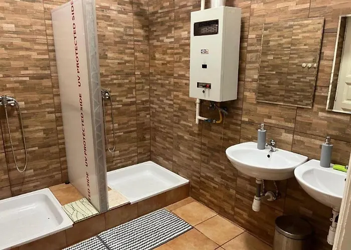 Ejjeli Majom Hostel *