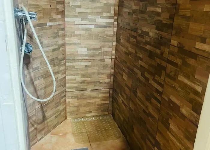 Ejjeli Majom Hostel *